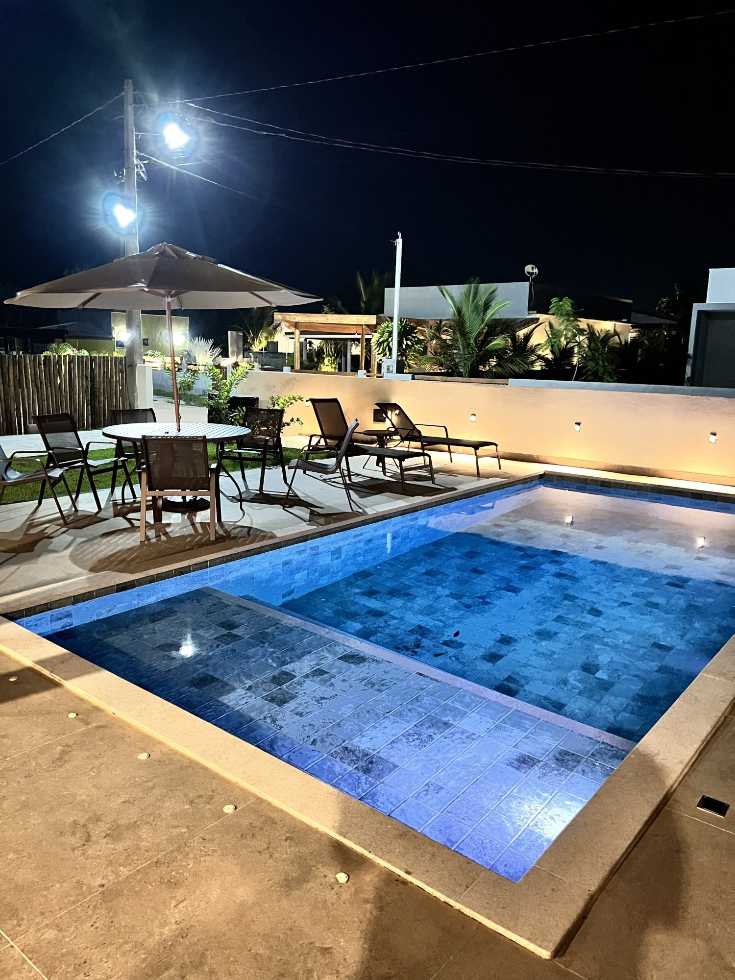 Piscina aquecida para relaxar do dia ao pôr do sol